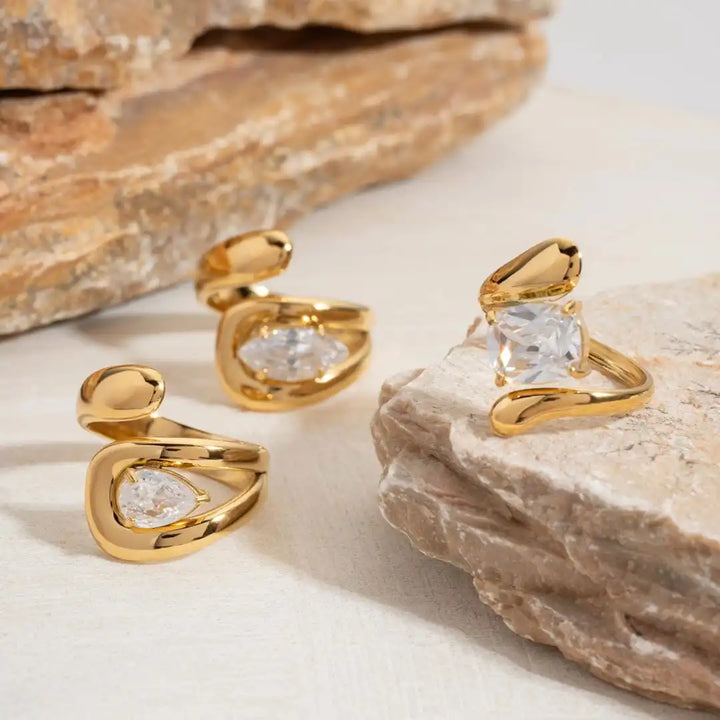 Gold Ring Caoimhe with Teardrop Zirconia