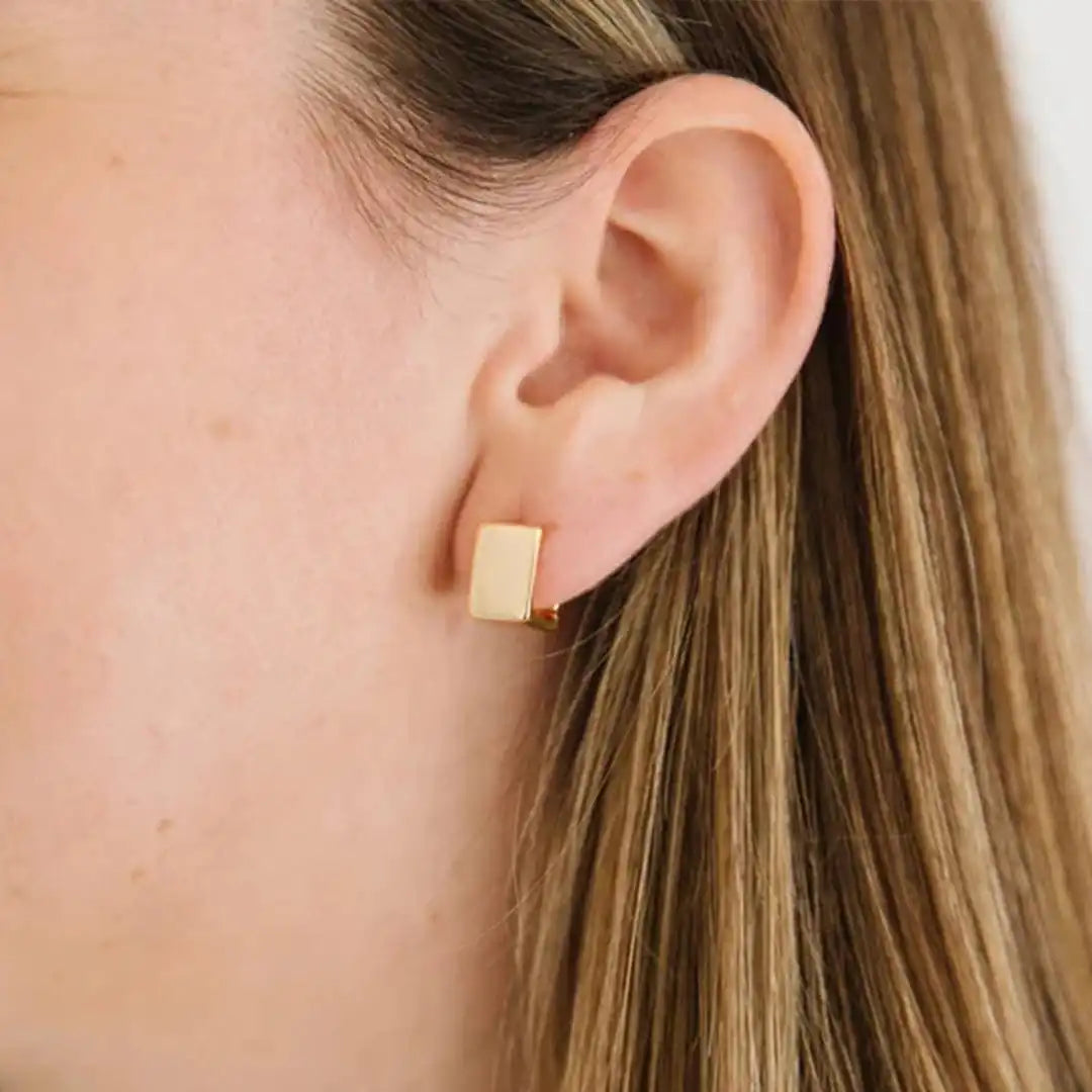 Gold Stud Earrings Béibhinn with Square Design