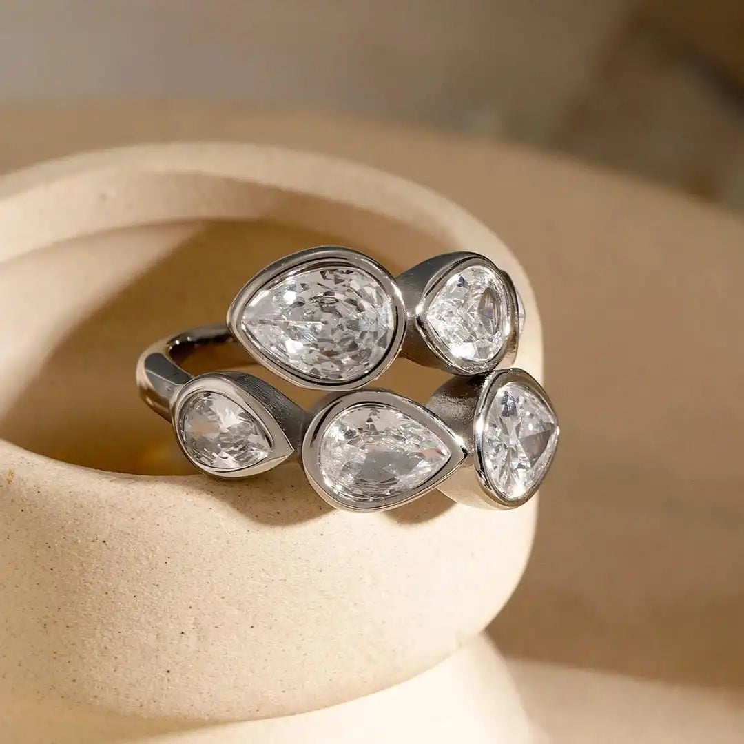 Gold Open Ring Béibhinn with Crystal Teardrops