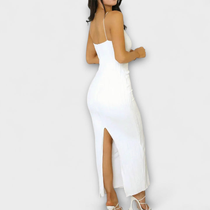 Schickes weisses ärmelloses gerafftes Maxikleid