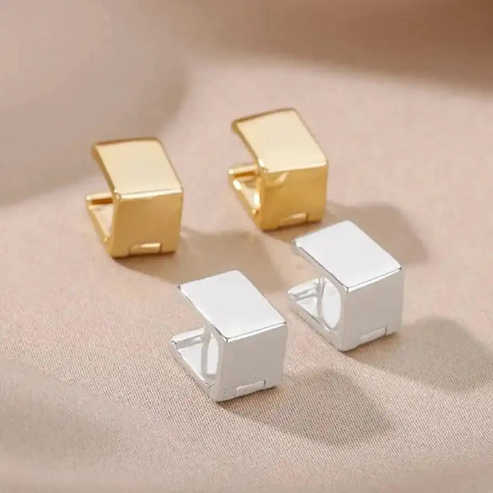 Gold Stud Earrings Béibhinn with Square Design