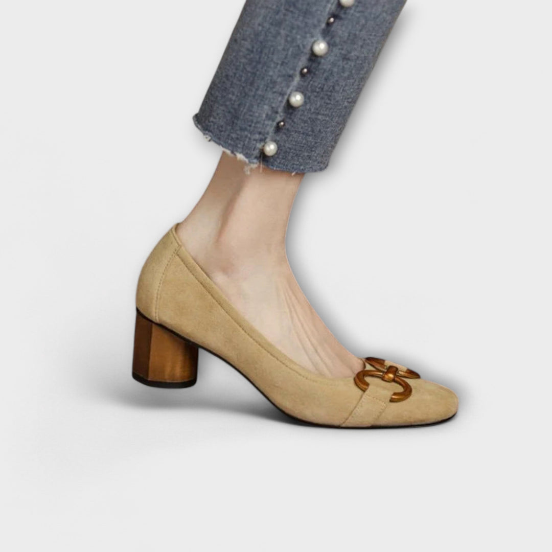 Mathilde - Pumps mit Goldener Schnalle