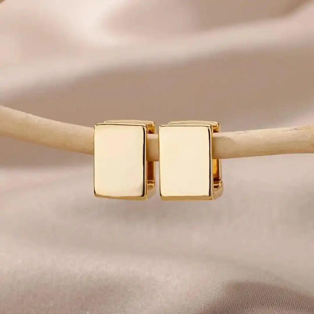 Gold Stud Earrings Béibhinn with Square Design
