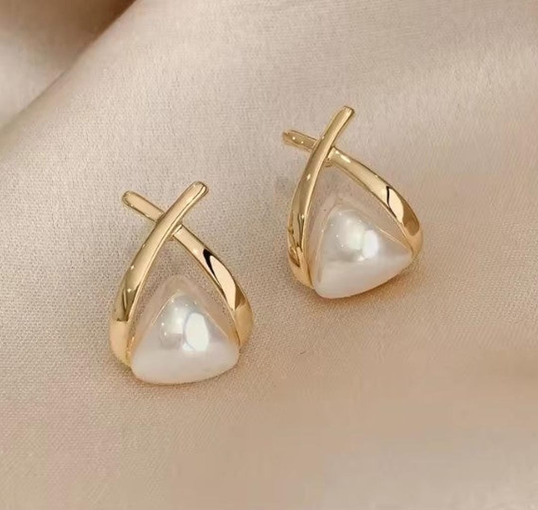 Gold Stud Earrings Darina with Pearl