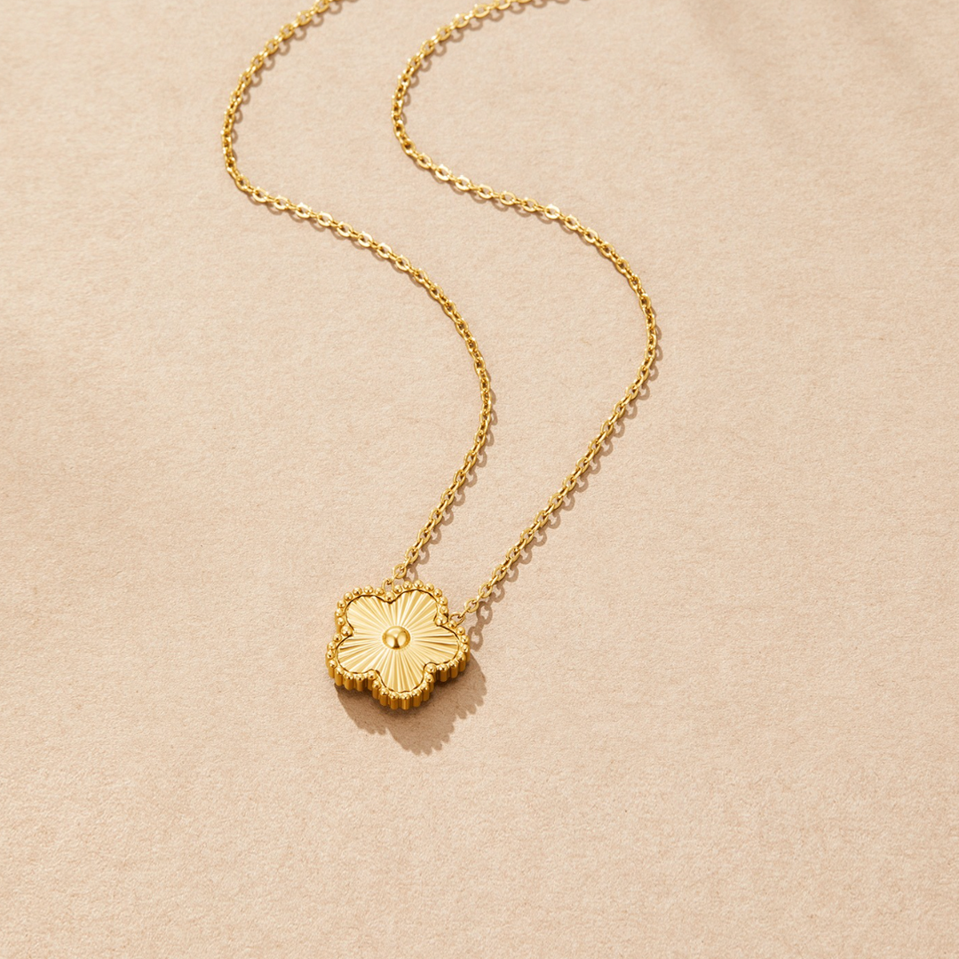 Gold Necklace Áine with Clover Motif