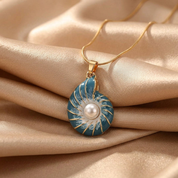 Gold Necklace Clíona with Shell and Pearl