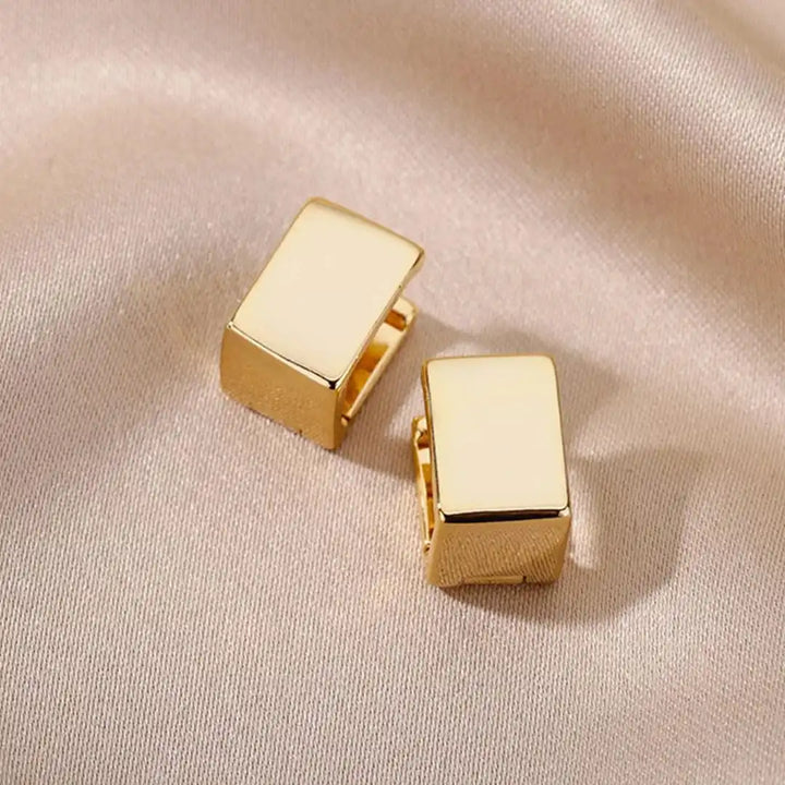 Gold Stud Earrings Béibhinn with Square Design