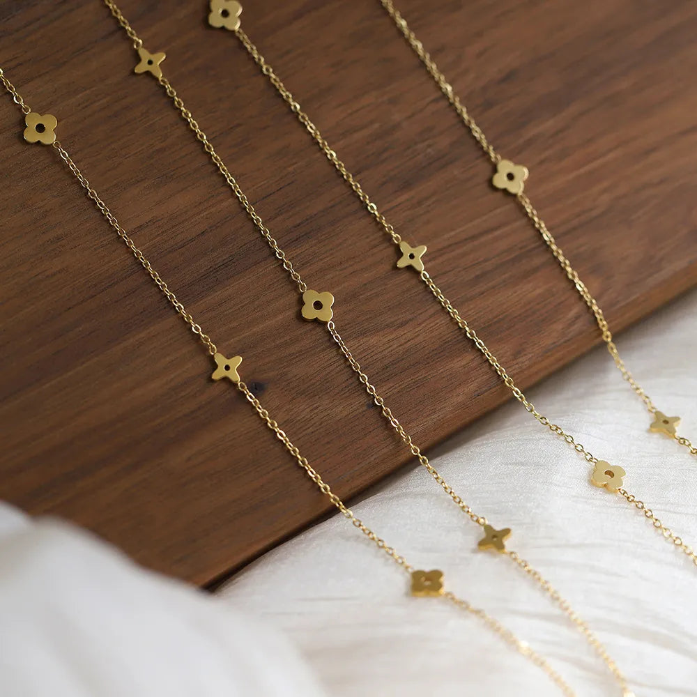 Gold Necklace Emer with Flowers and Zirconia