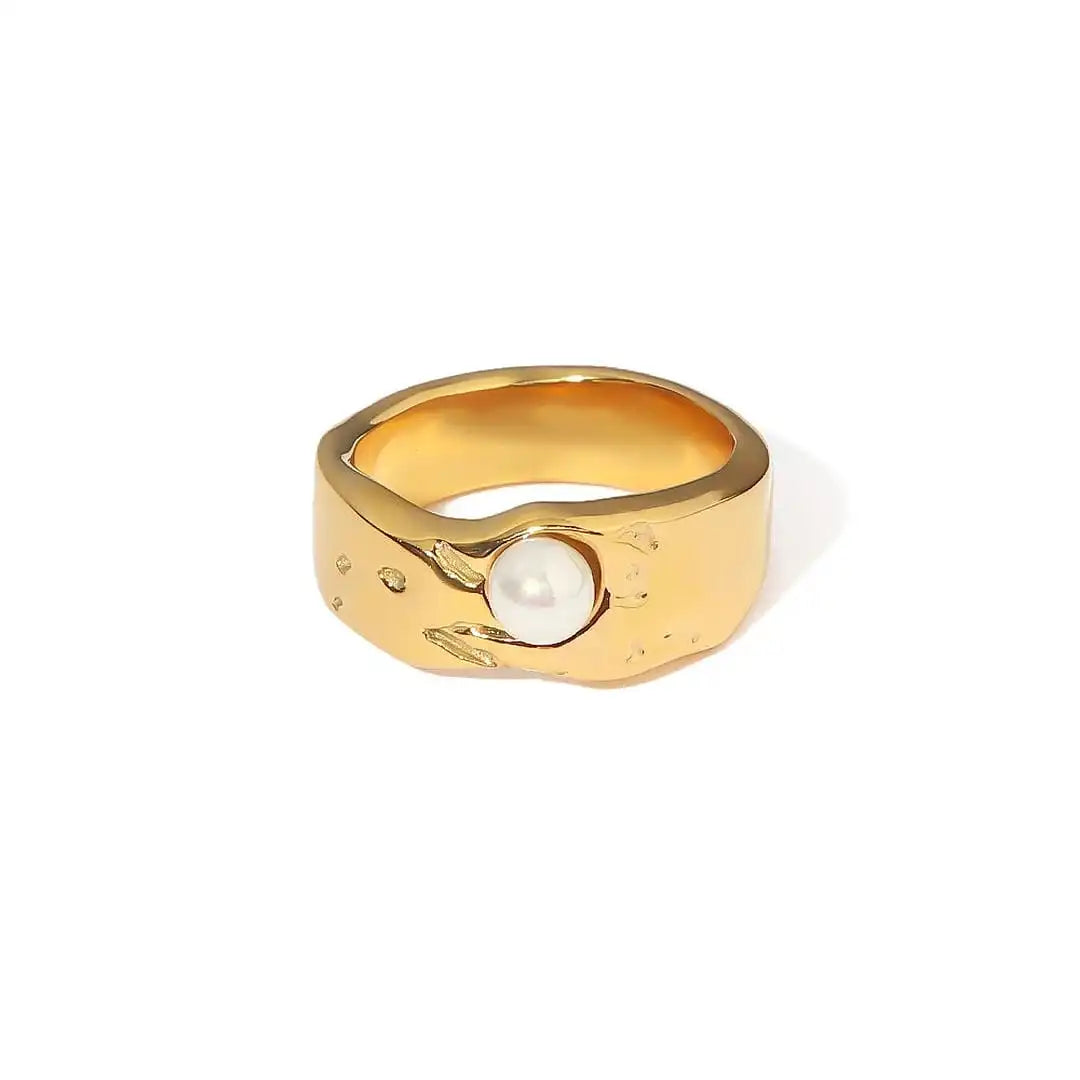 Gold Ring Muirne with Pearl