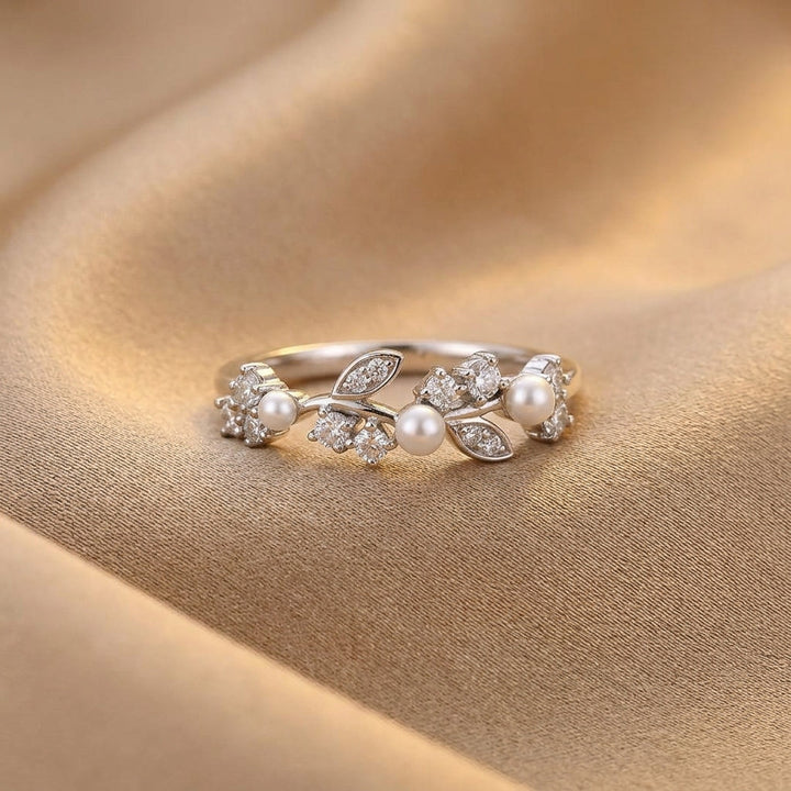 Silver Ring Íde with Pearls & Vine Motif