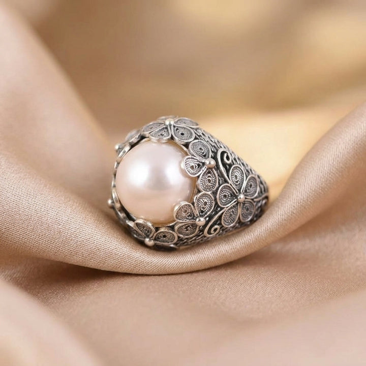 Silver Dome Ring Laoise with Pearl and Floral Motif