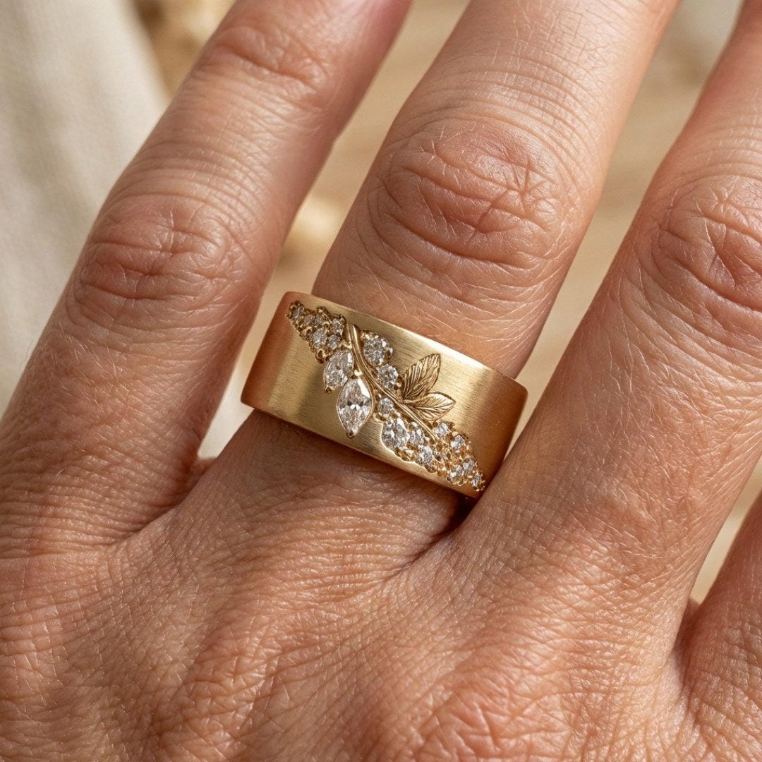 Gold Ring Áine with Zirconia Leaf Motif