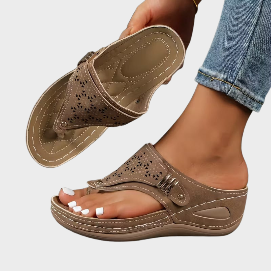 Ursula – Bequeme Zehensteg-Sandalen mit Keilabsatz