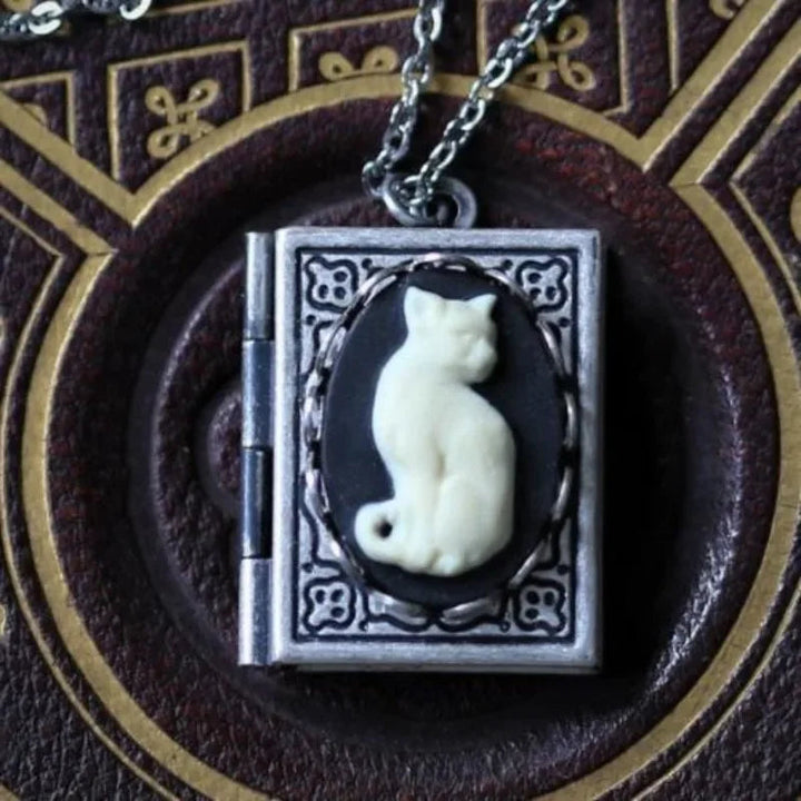 Silver Locket Necklace Dáiríne with Cat Cameo