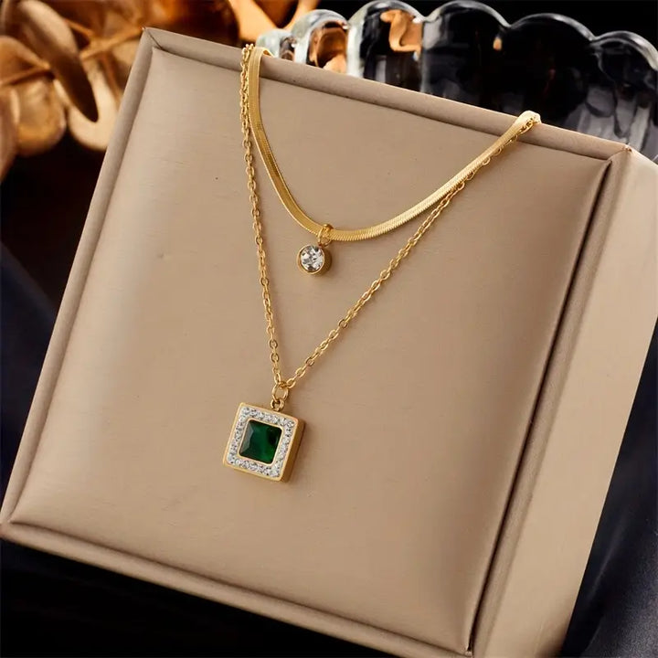 Gold Layered Necklace Órlaith with Emerald