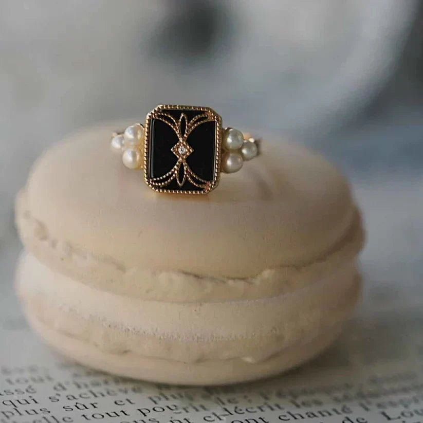 Gold Vintage Ring Eithne with Onyx and Pearls