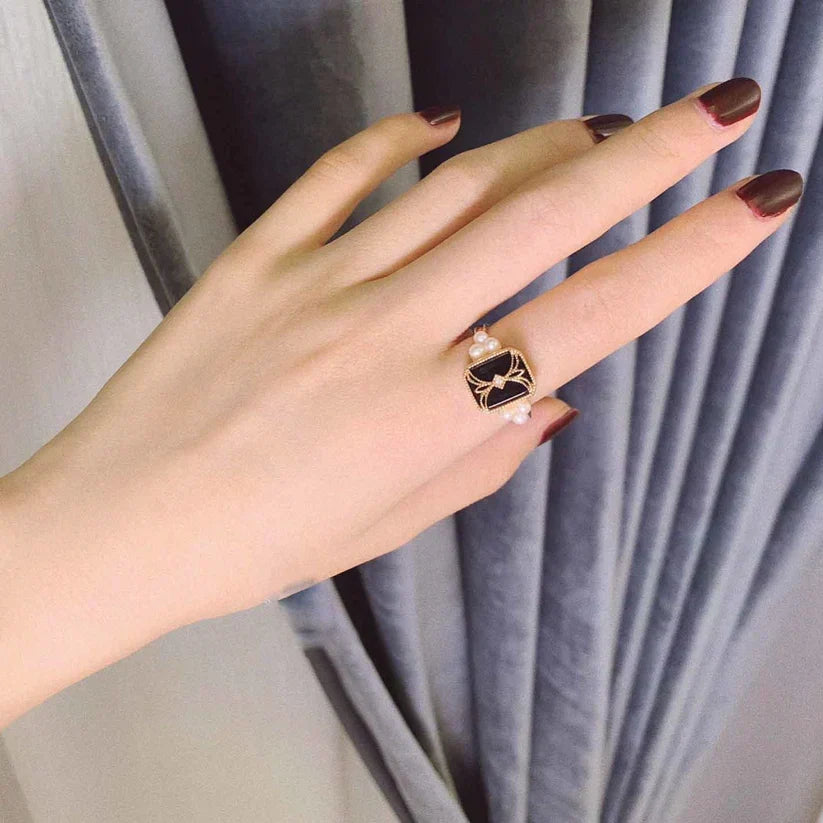 Gold Vintage Ring Eithne with Onyx and Pearls