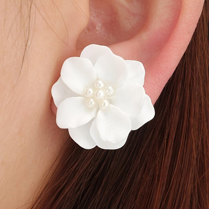 Gold Stud Earrings Gobnait with White Flower and Pearls