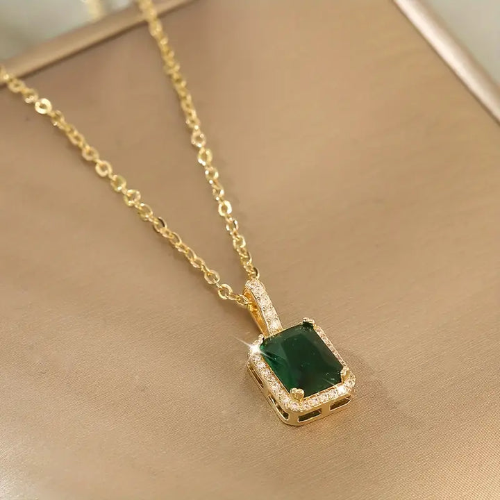 Gold Necklace Sadhbh with Emerald
