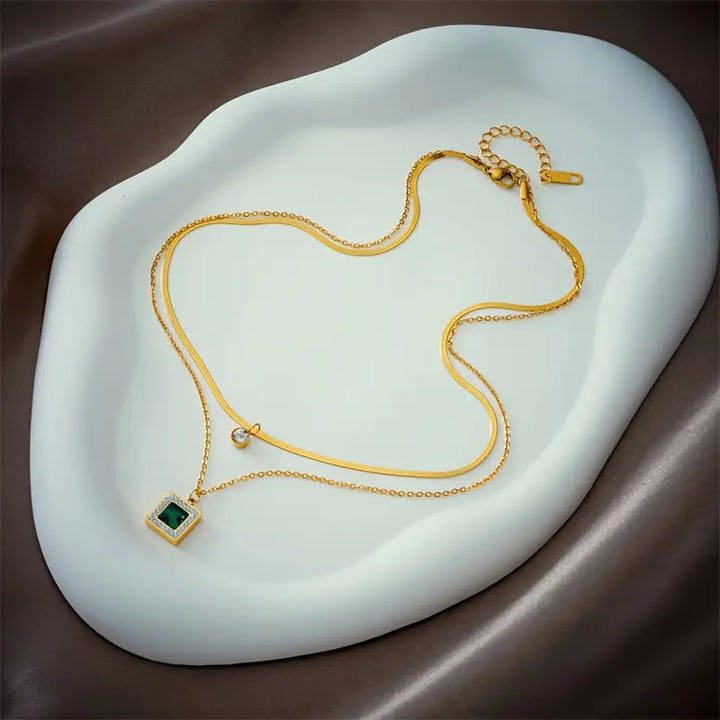 Gold Layered Necklace Órlaith with Emerald
