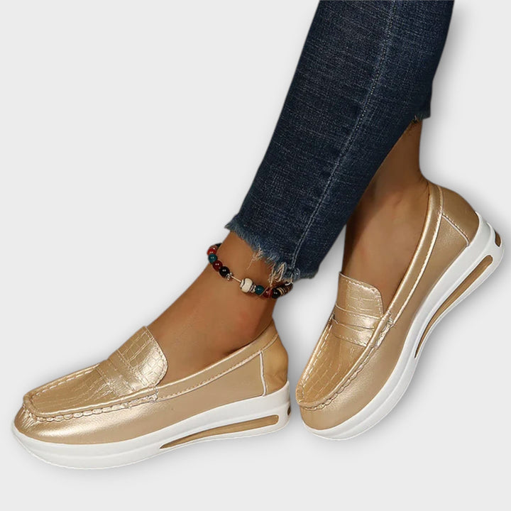 Annegret - Goldene Lack-Loafer