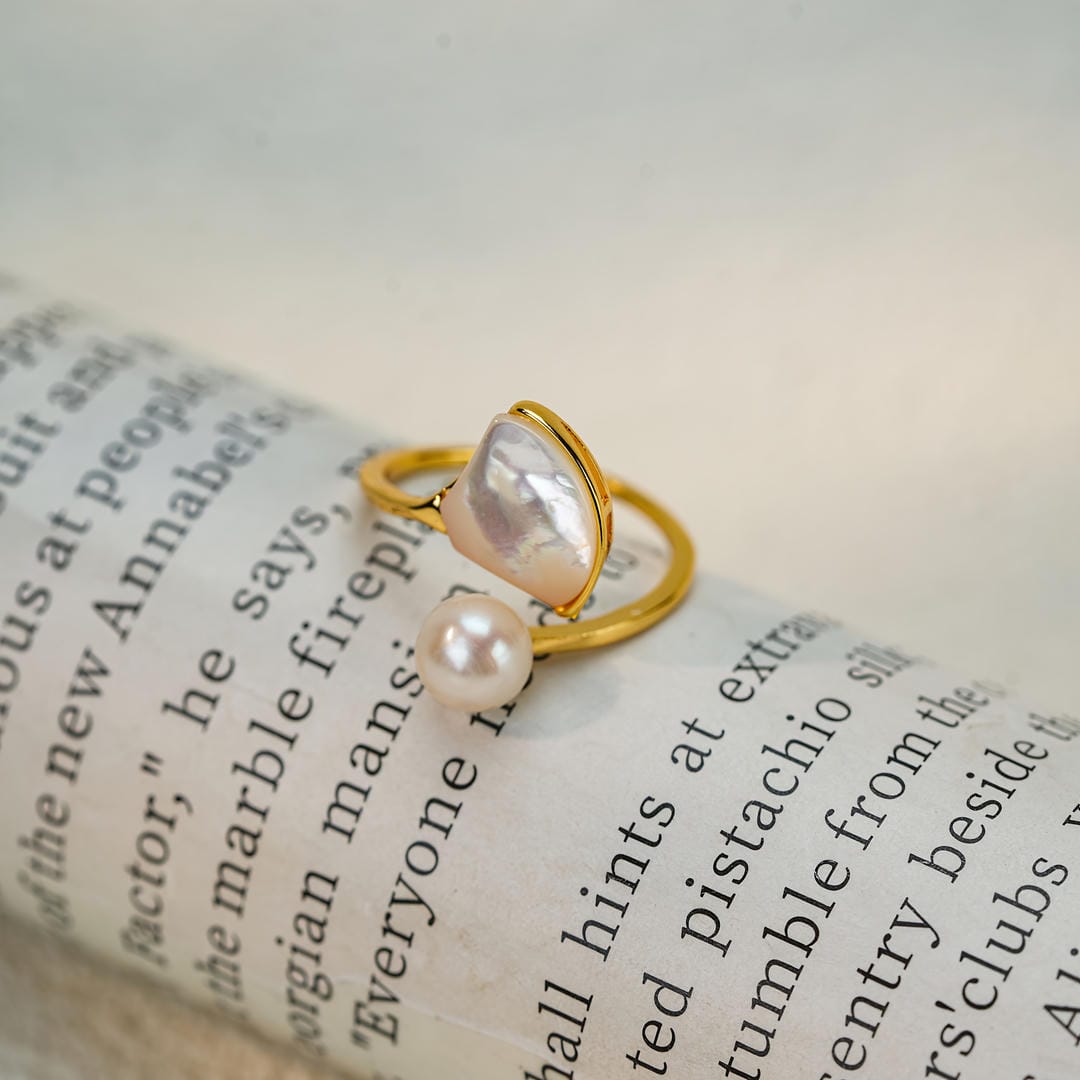 Gold Open Ring Íde with Pearls