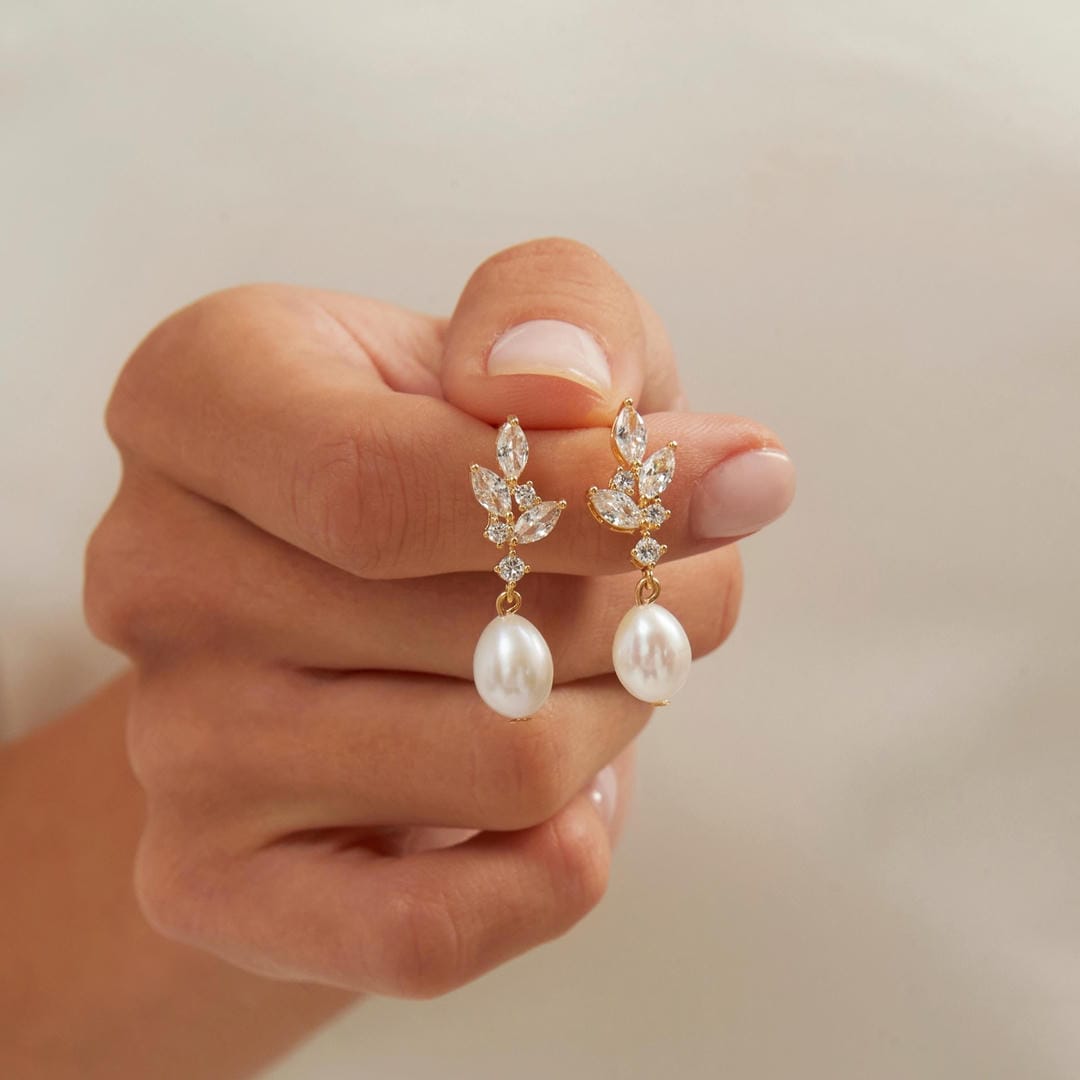 Gold Drop Earrings Íde with Pearl and Crystal Leaves