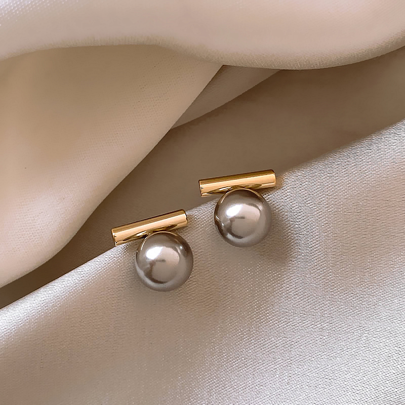 Gold Stud Earrings Órla with Grey Pearl