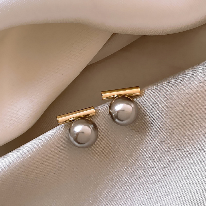 Gold Stud Earrings Órla with Grey Pearl