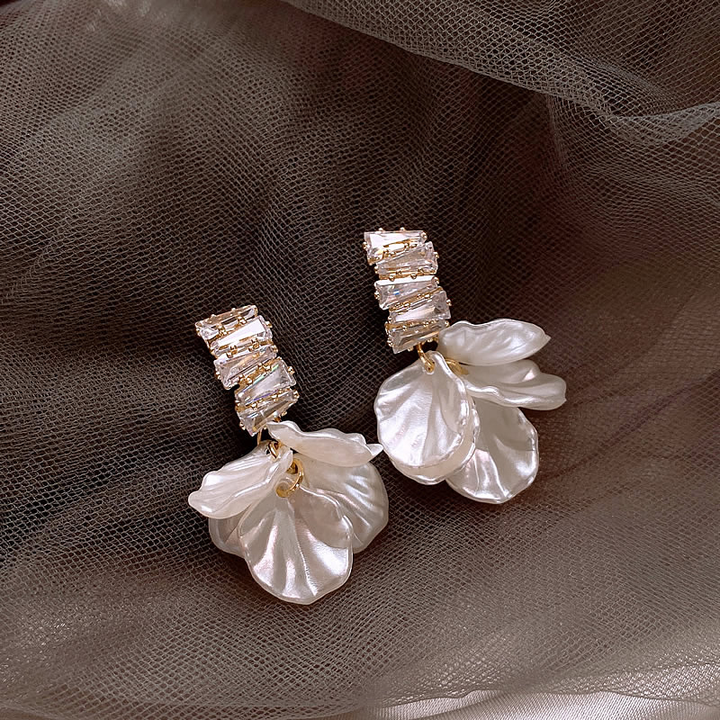Gold Drop Earrings Neasa with Mother-of-Pearl Petals