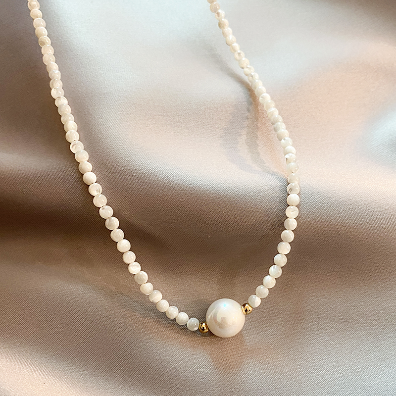 Pearl Beaded Necklace Eabha with Gold Accent