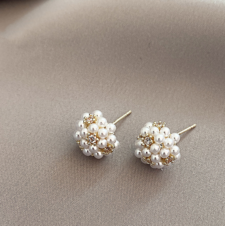 Gold Stud Earrings Riona with Pearl Cluster