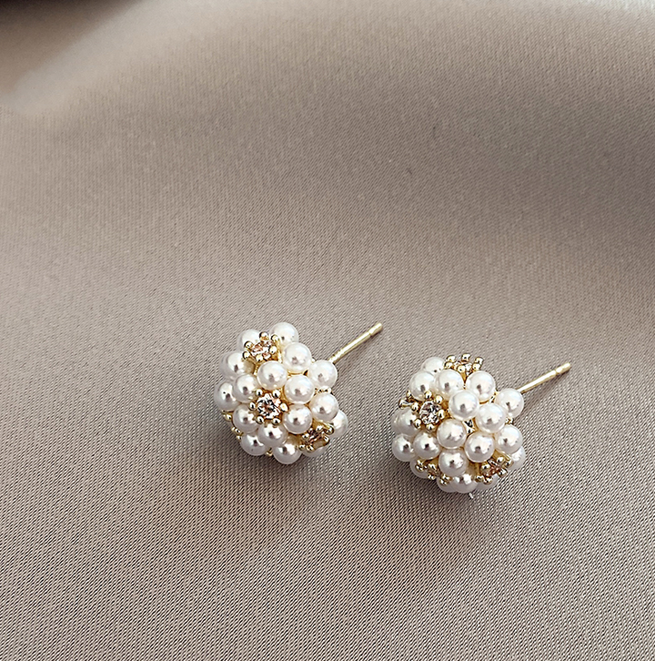 Gold Stud Earrings Riona with Pearl Cluster