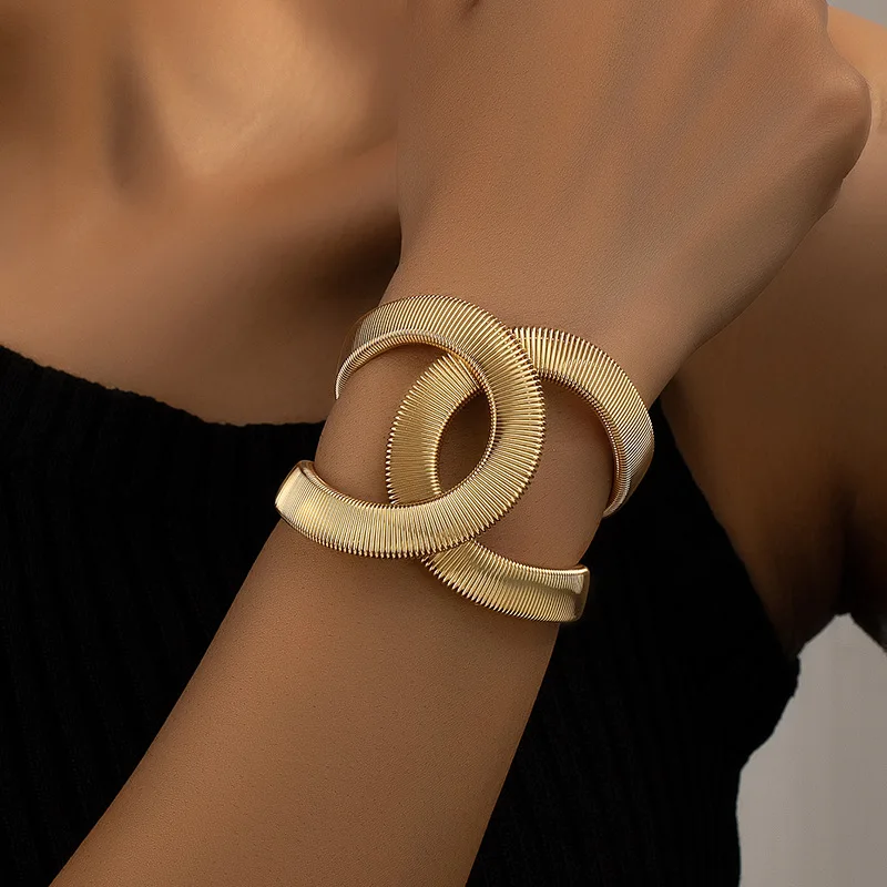Gold Interlocking Bangle Clíodhna