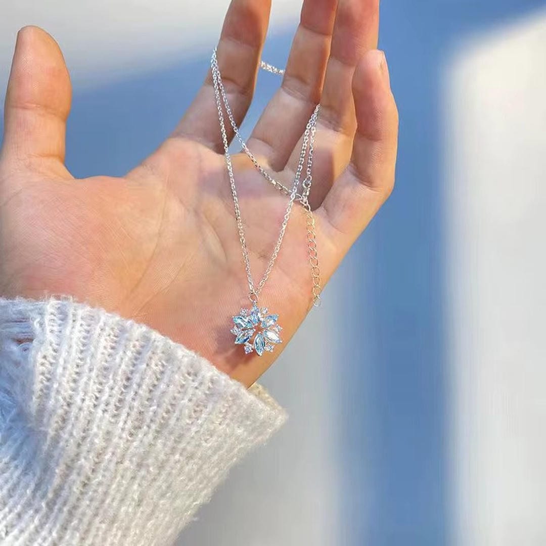 White Gold Necklace Béibhinn with Blue Snowflake