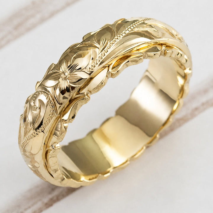 Gold Band Ring Órla with Floral Motif