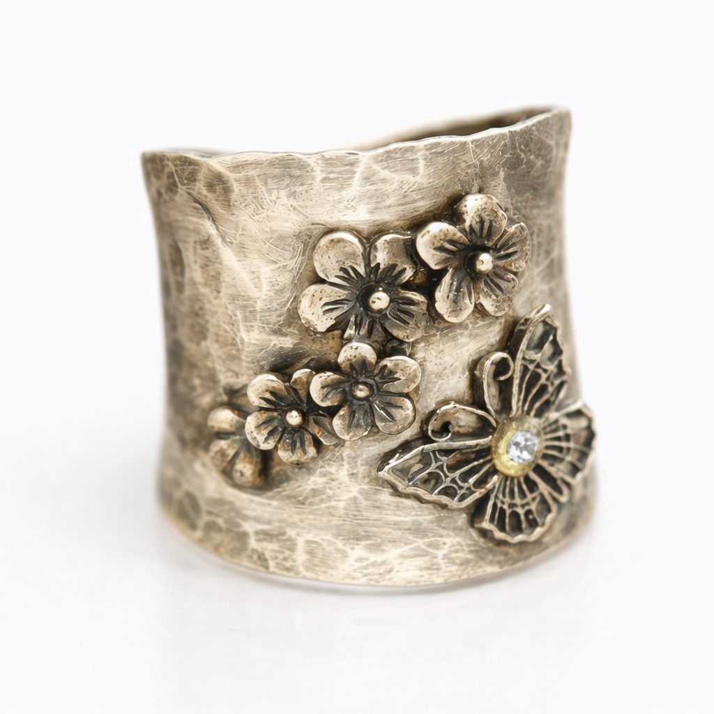 Silver Ring Íde with Butterfly Motif