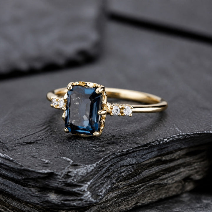 Gold Ring Fiadh with Sapphire