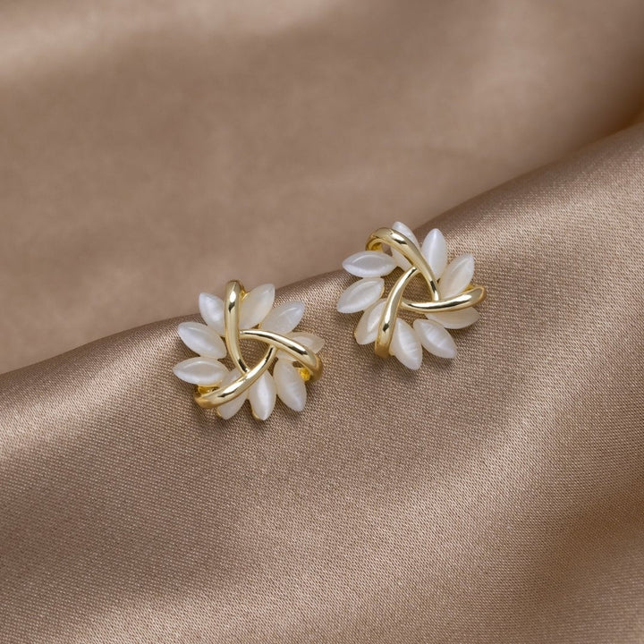 Gold Stud Earrings Bríd with Floral Crown Design