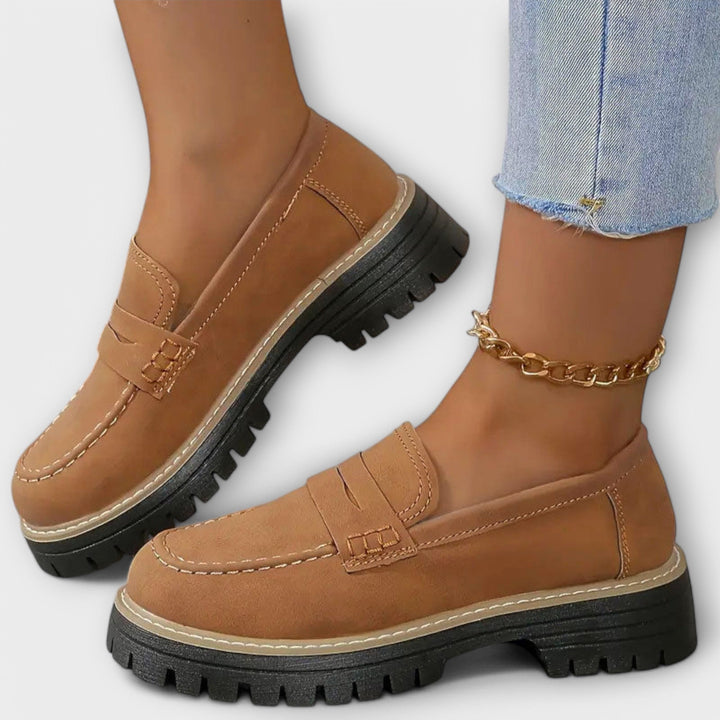 Adelgunde - Schwarze Plateau-Loafer mit Kette