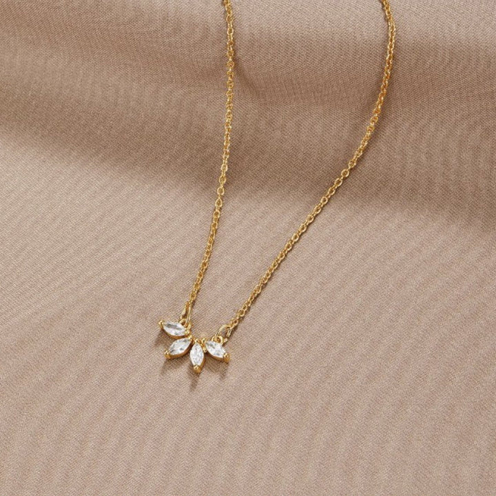 Gold Necklace Méadhbh with Crystal Leaves