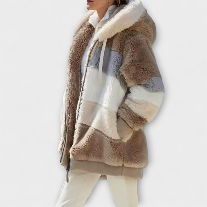 Erika - Beige kuschelige Winterjacke mit Colour-Block